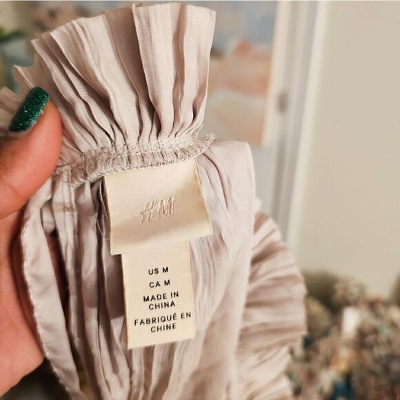 New H & M Gold Satin Crinkle Style High Neck Statement Blouse. - Picture 10 of 14